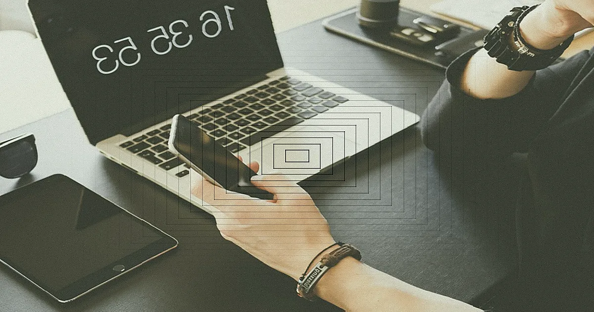 Minimalist office workspace with a notebook and MacBook Air showing 14:41 time. — Foto: Michaela / Pexels