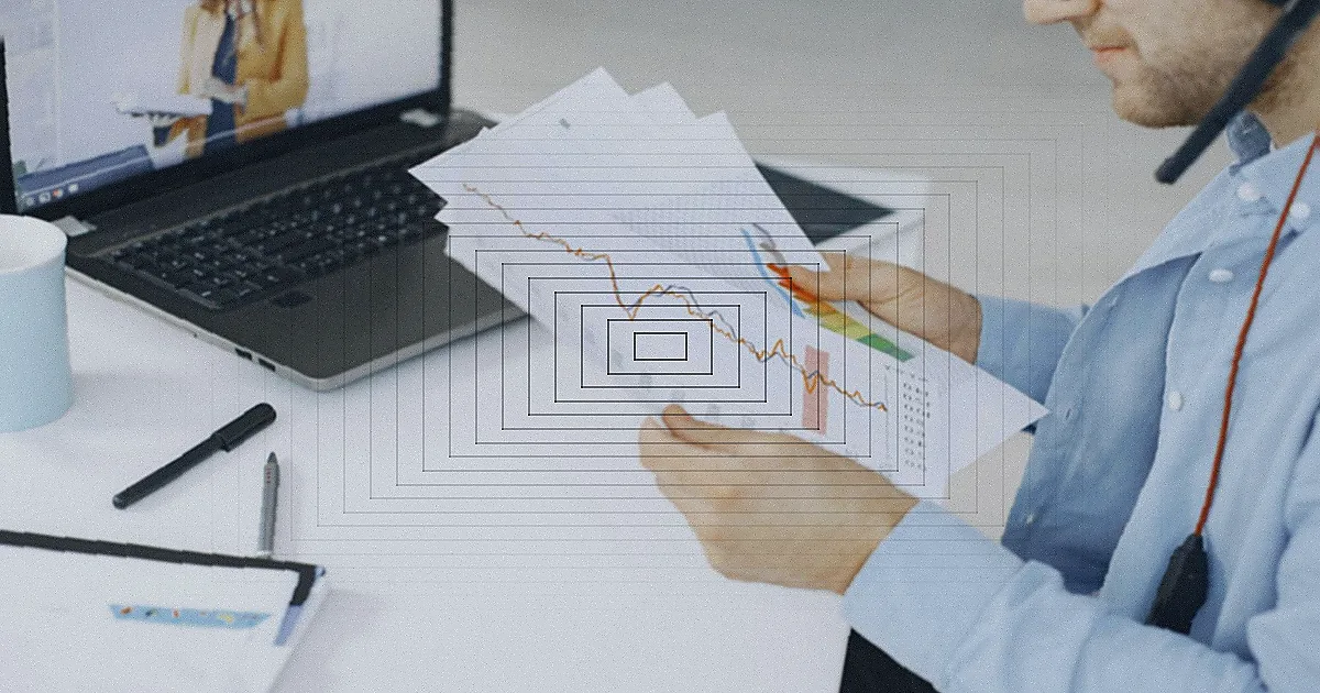 Close-up of a hand writing on a digital checklist using a stylus on a tablet, enhancing productivity. — Foto: Jakub Zerdzicki / Pexels